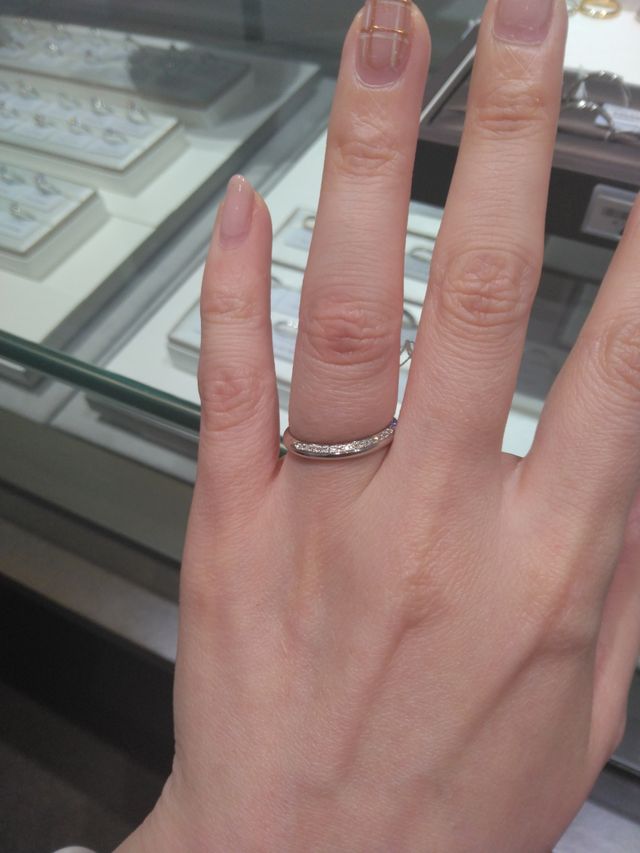 ダイヤも沢山ついていますが、非常に落ち着いたデザインです！