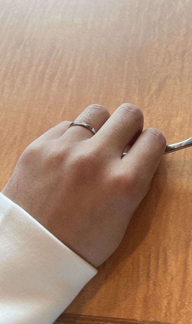 食事中にも指輪が見える風景