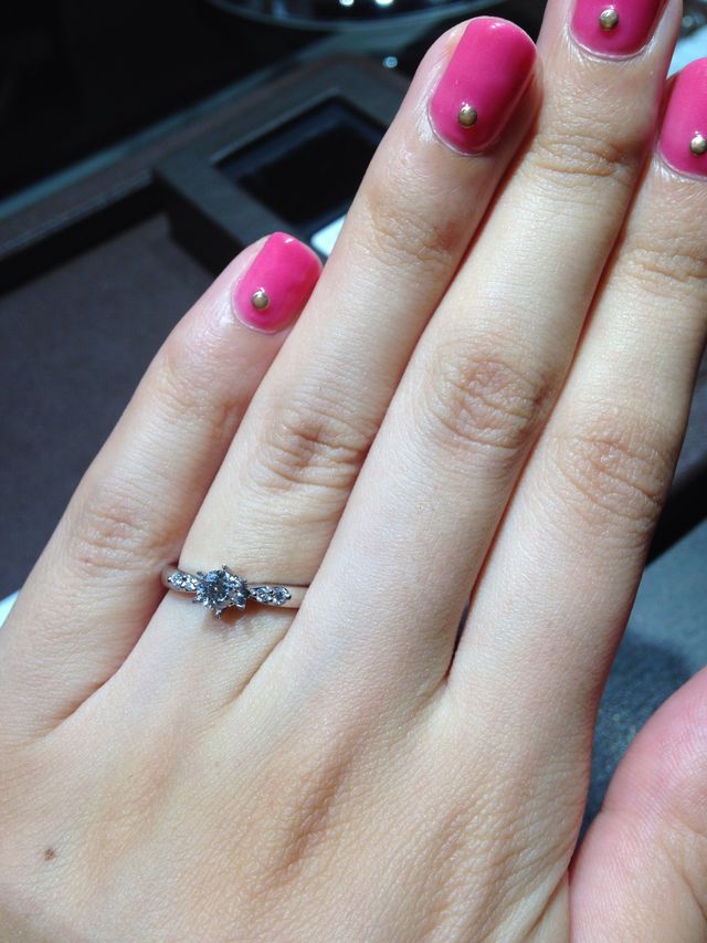 試着時、ダイヤは載せているだけ