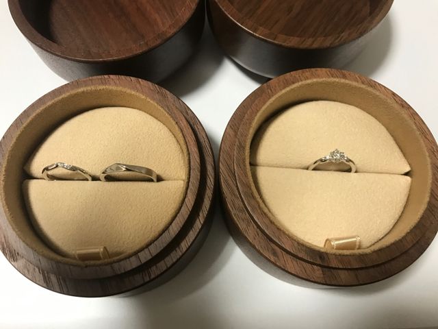 左が結婚指輪で右が婚約指輪になります。