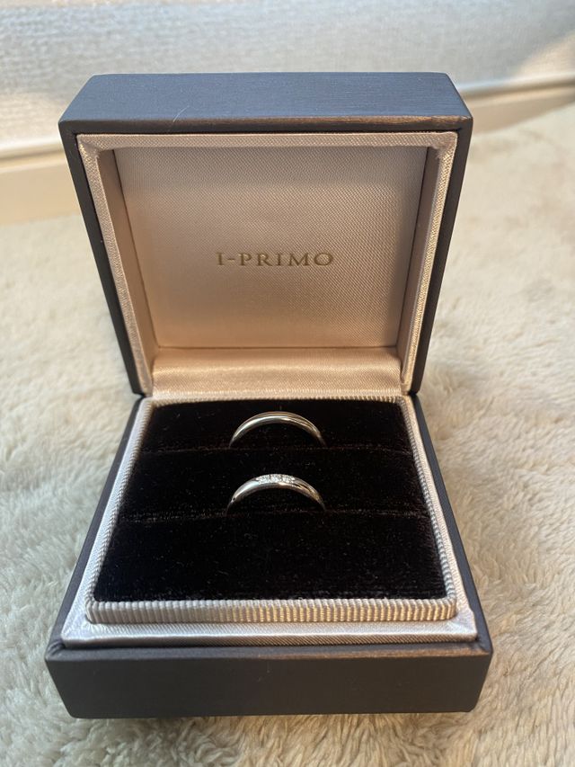 外側はマットな手触りで高級感があります。