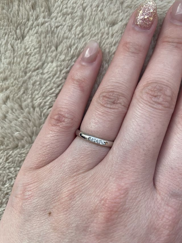 女性の指輪で、ダイヤモンドの個数は3個です。