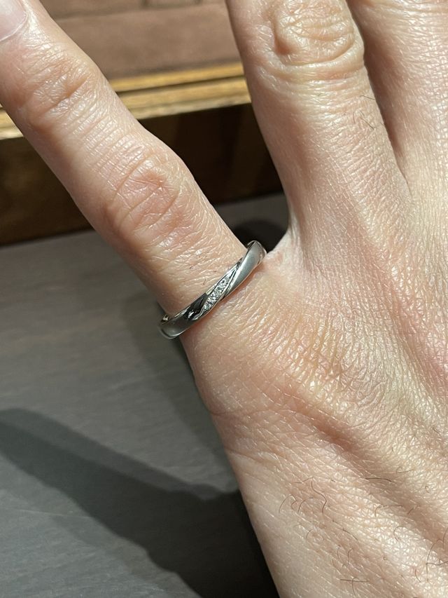 鍛造製法で造られたウェーブデザインの指輪