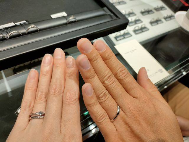 婚約指輪と結婚指輪を重ねづけしてみました。