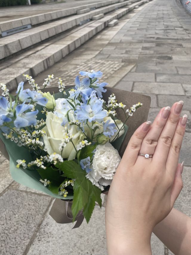 プロポーズの時に付けてくれた写真です