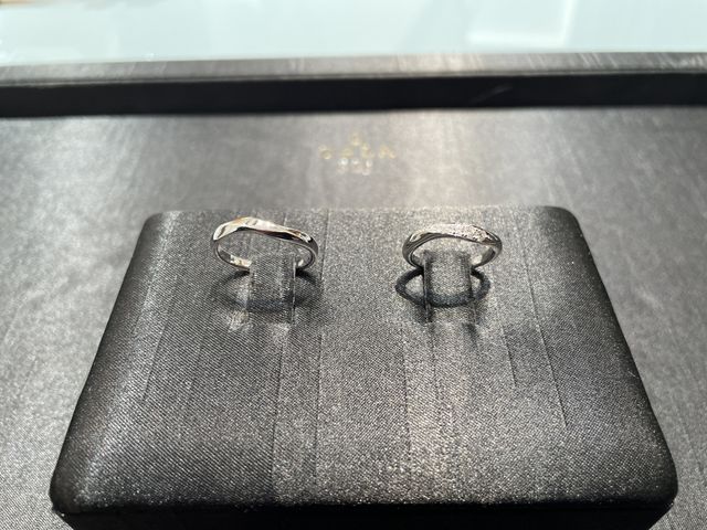 女性の方だけ似たデザインでランクアップしたものにしました。