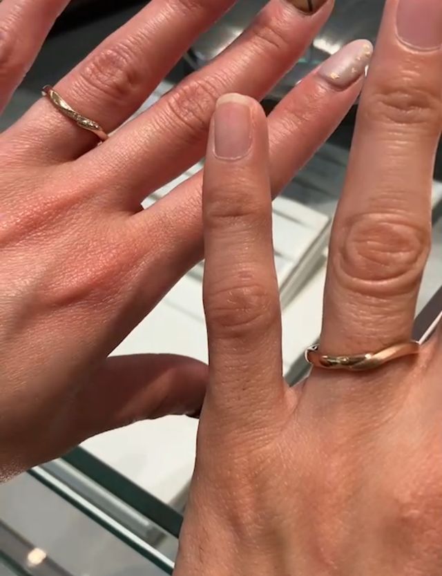 柔らかい色合いのピンクゴールド
男性はつや消しあり