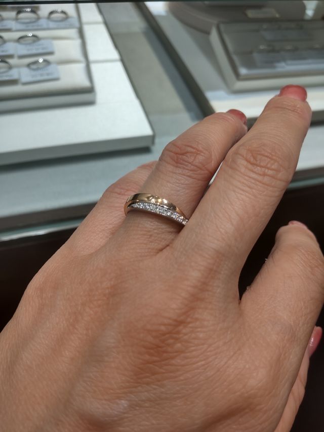 ゴールドとプラチナのコンビタイプの指輪です。