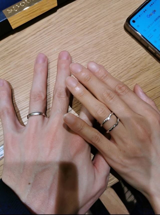 彼氏は違うブランドのリングを試着しています。