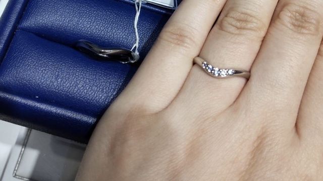 曲線とダイヤがきれいなV字の指輪