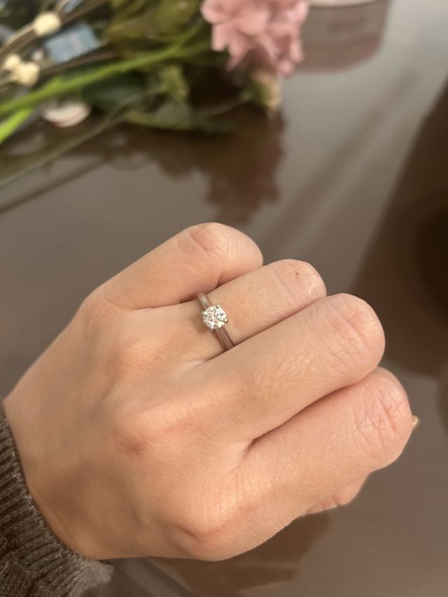 一粒ダイヤがかわいい王道の婚約指輪です
存在感があります