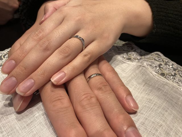 指輪を受け取ったらお店の担当者さんが撮影してくださいました。