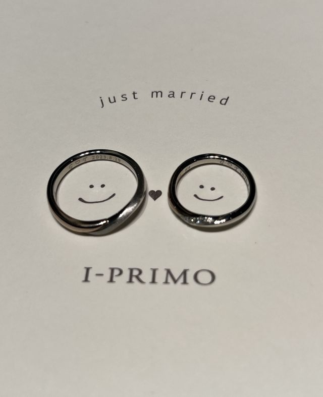 結婚指輪をお店の人がくれた可愛い用紙で撮った写真です。