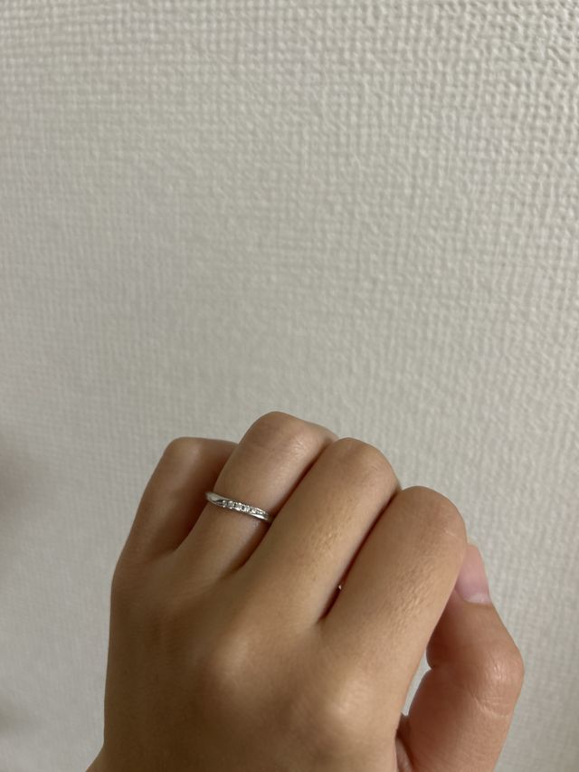 ダイヤが５つ入っていて、少しカーブしている指輪です。