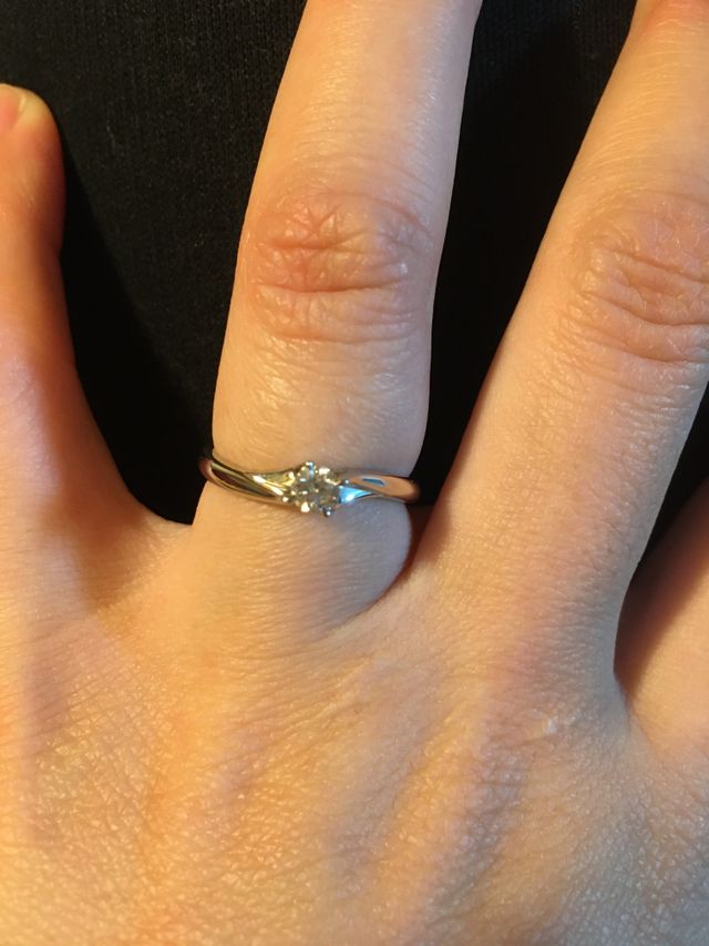 石がとても輝き綺麗です。光をよく取り込む構造をしています。