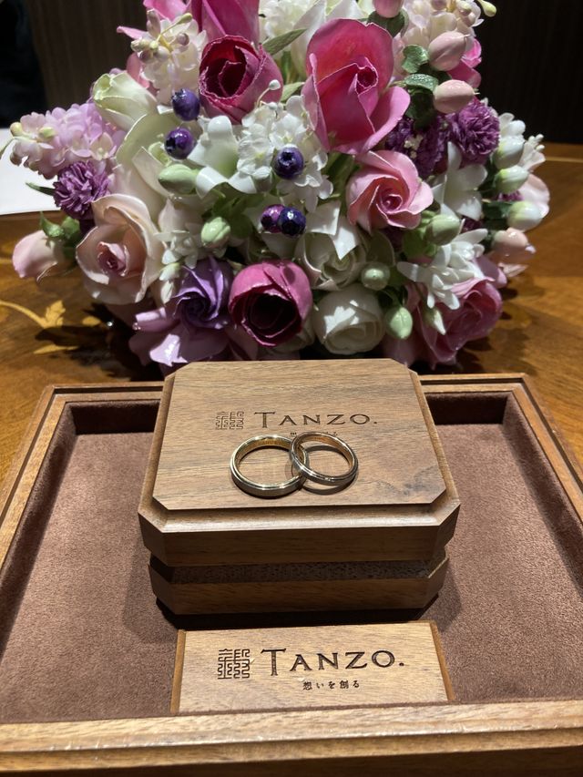 指輪を保管する箱も木製で特別感があります。