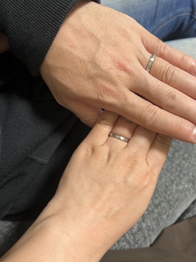 ピュアネスのヘアライン加工の指輪を選びました。