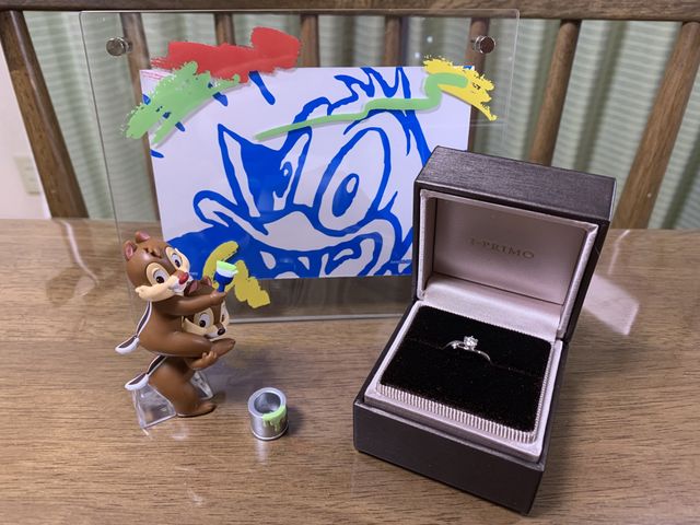 彼女が好きなディズニーグッズと共に
指輪の写真を撮りました。