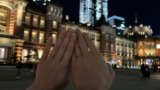 結婚指輪を受け取った帰り道、東京駅丸の内口で撮影しました。