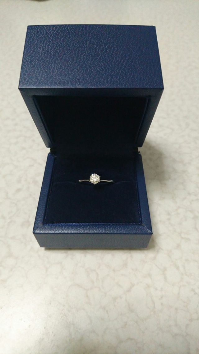 「ふたりが手を繋ぐところをイメージしたデザイン」のリング