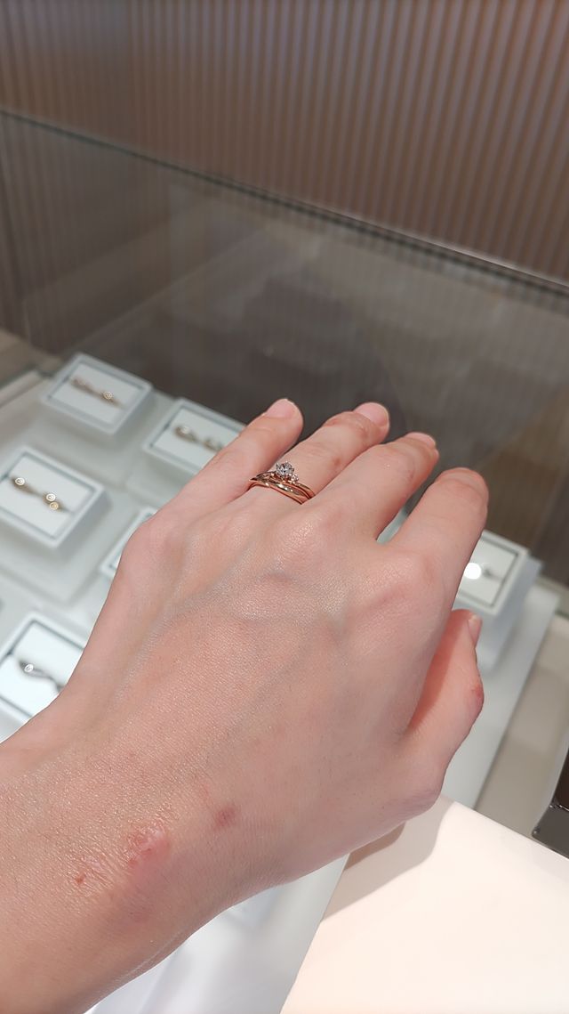 重ねづけその②です、立て爪タイプで可愛らしいです