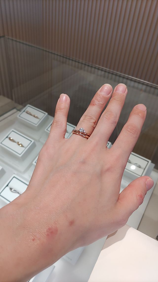 婚約指輪セレナーデとの重ねづけです