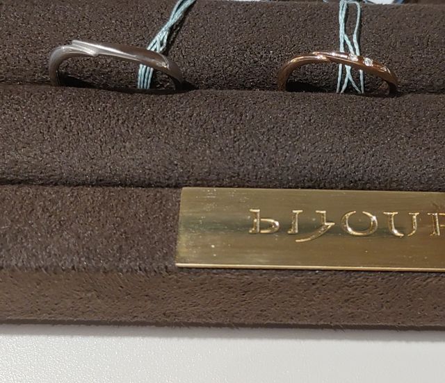 結婚指輪セレナーデ　
左がメンズで右がレディースです