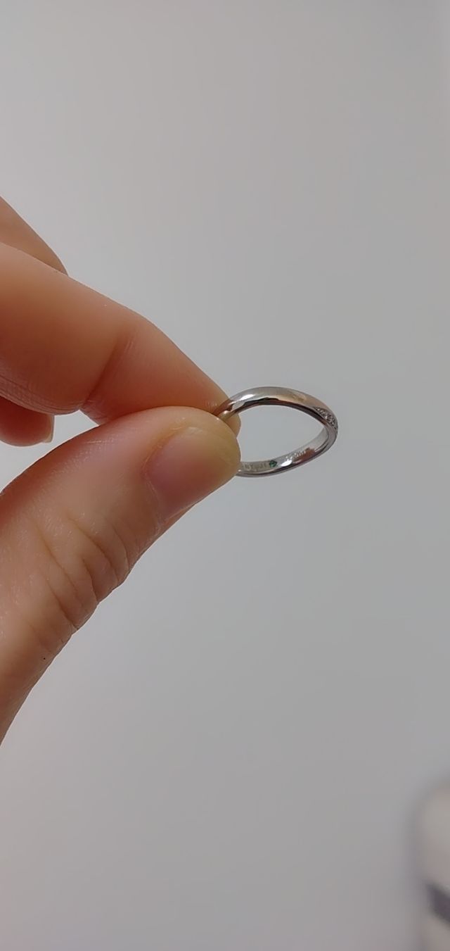 内側に誕生石と名前を入れました