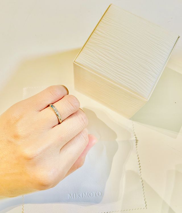 ダイヤが3つでシンプルな指輪です。
