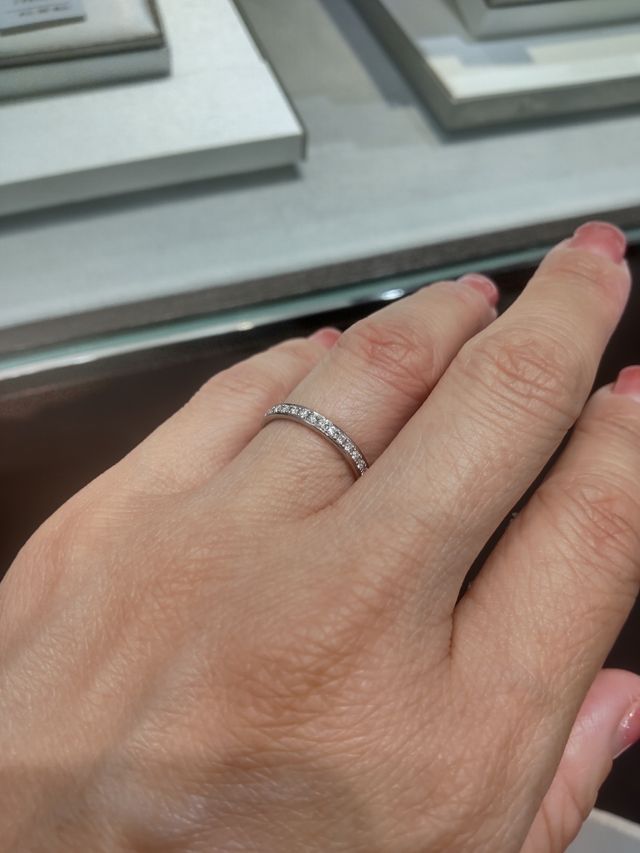 ハーフエタニティリングです。