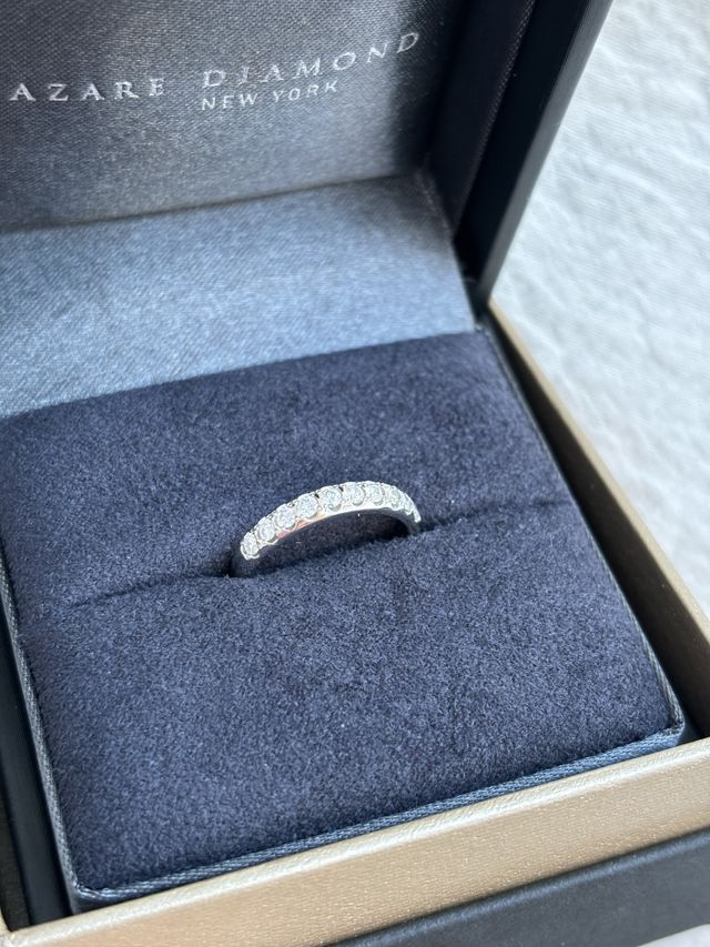 黒地の、大人っぽい箱に入ってきます