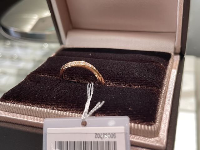 指輪がカーブしているので、どの角度から見てもダイヤが美しい