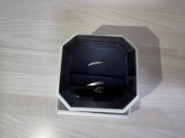 ボックスが可愛く、指輪もクロス型にしました