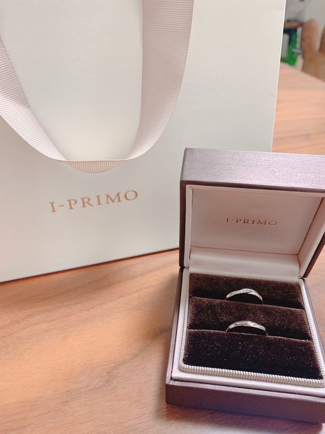 アイプリモさんで購入した結婚指輪で上が女性用、下が男性用です