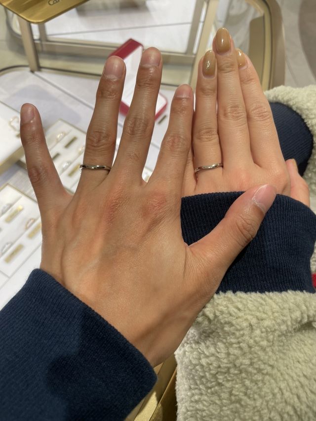 バレリーナをイメージした曲線のあるリングです。