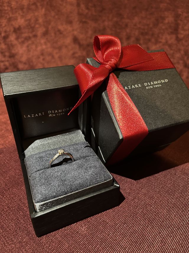 とてもダイヤモンドが綺麗です！どこから見ても輝くデザイン！