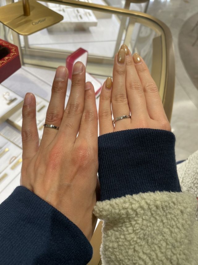 横に線の窪みが入っていてすっきりとしてデザインのリング