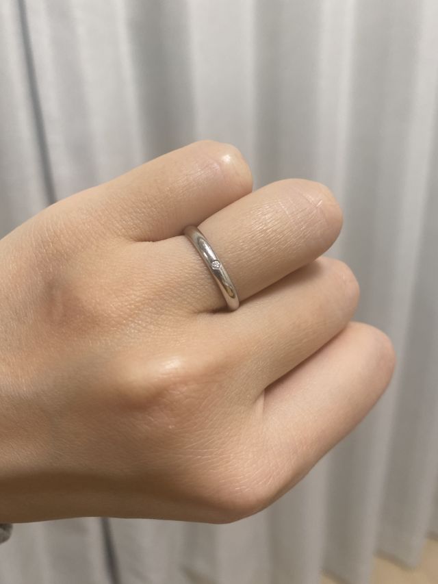 小さいダイヤが正面についています。カルティエの刻印は内側。