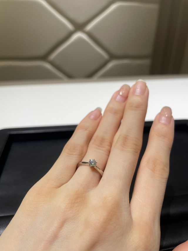 婚約指輪の試着時です。