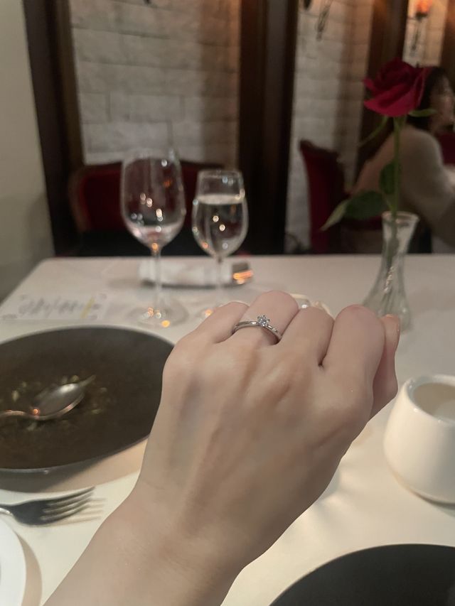 夜や暗めの室内だと、特に綺麗にきらめきます。