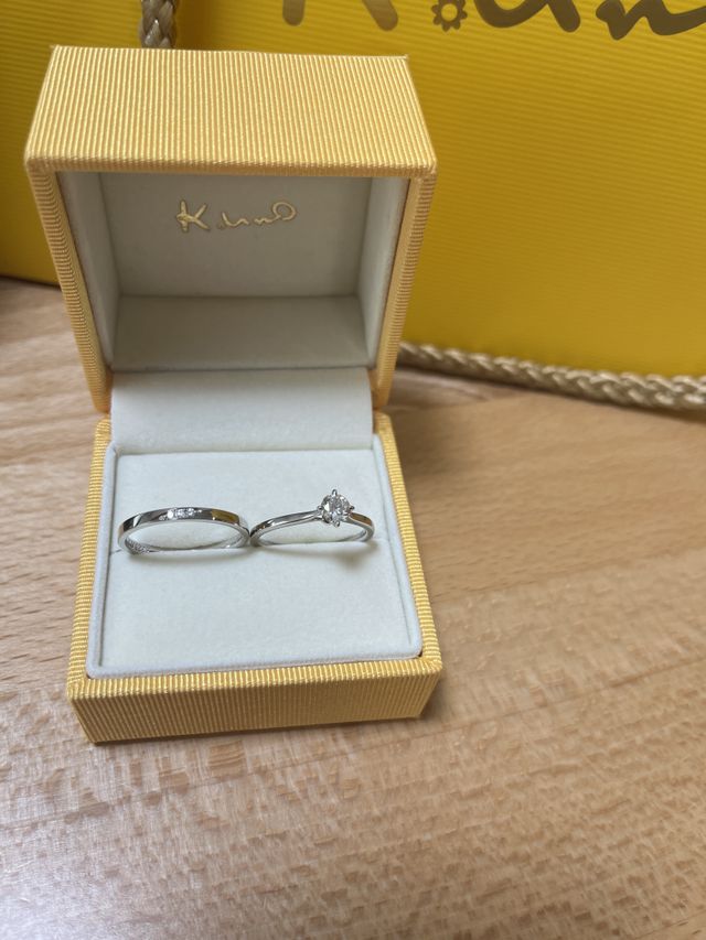 婚約指輪と結婚指輪です。(入れ物は婚約指輪のものです