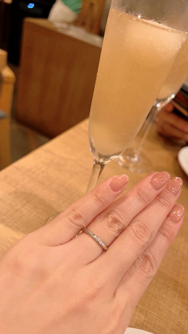 細めのリングなので、太い指の私でもスッキリしたデザイン