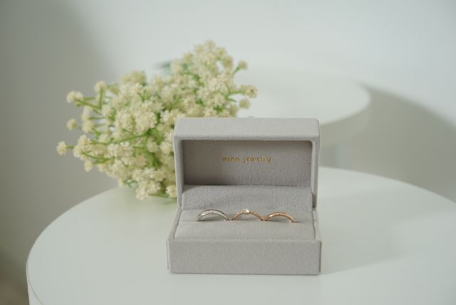 真ん中の指輪は違いますが指輪に刻印と止め石をいれてあります。