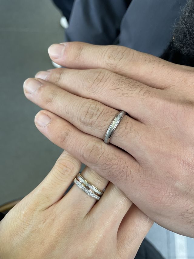 購入したい指輪と違うデザインでしたが実物をみめ惹かれました。