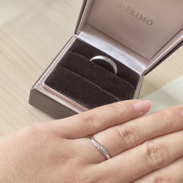 プラチナとブラウンゴールド、2色使いのリング。