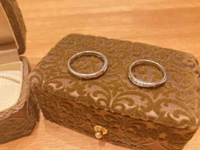 結婚指輪は右側が女性、左側が男性用です。