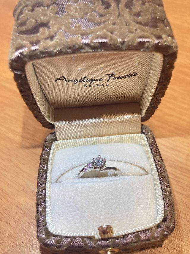 婚約指輪はダイヤの横にピンク色のストーンを2個入れました