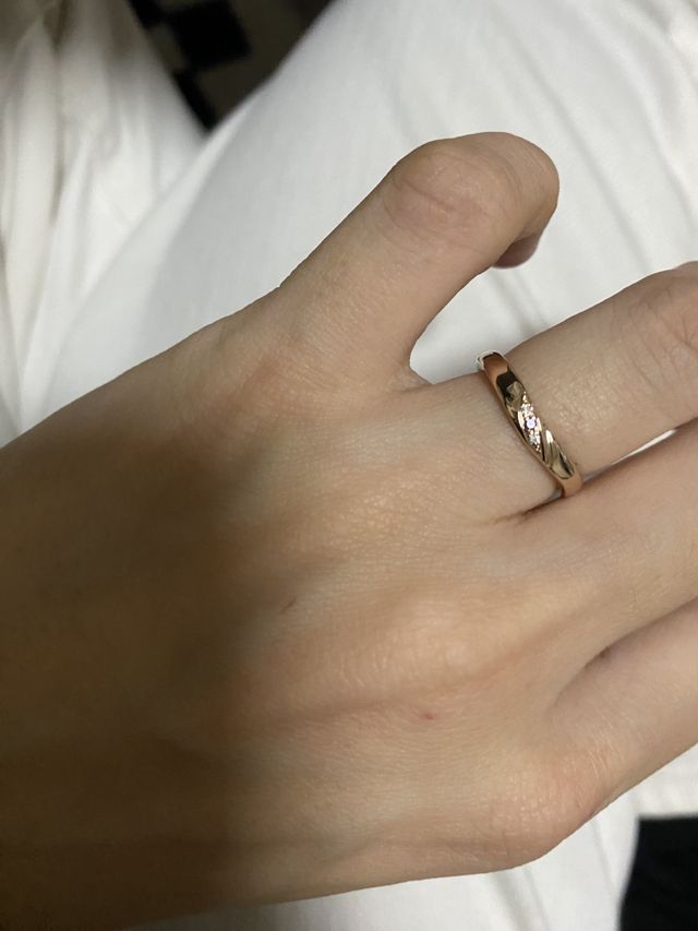 ピンクゴールドがかわいい。まんなかのダイヤがキラキラ。