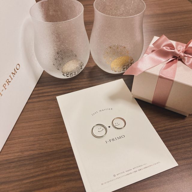 2人の指輪を頂いたカードと箱と一緒に写真を撮りました！