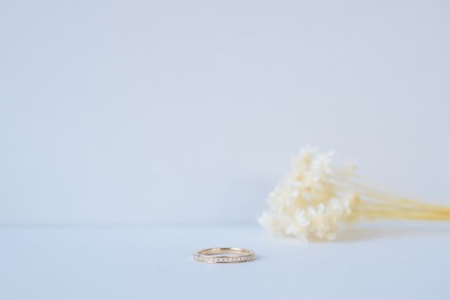 ハーフエタニティで、色はブラウンゴールドです。